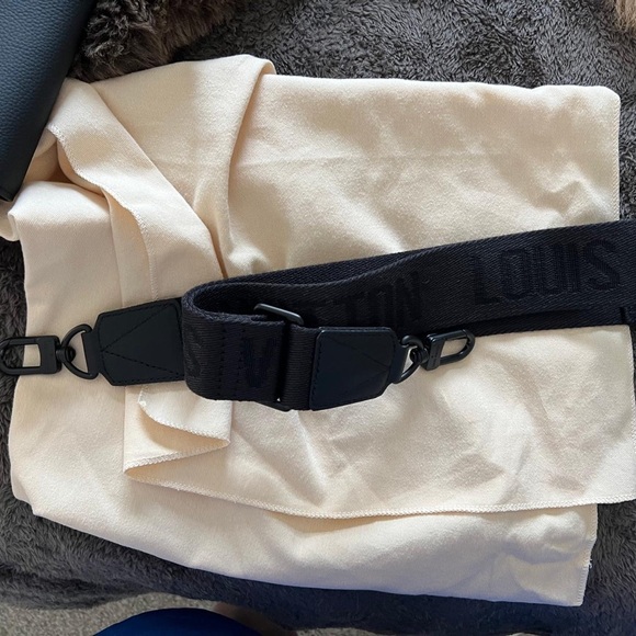 Louis Vuitton take off messenger. Brand new. - Picture 2 of 8